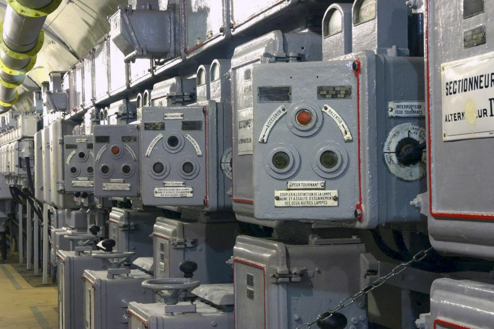 Ligne Maginot - SCHOENENBOURG - (Ouvrage d'artillerie) - Usine électrique
Les dispositif de couplage des groupes électrogènes avec les 'feux tournants' permettant leur synchronisation. - GRAMI