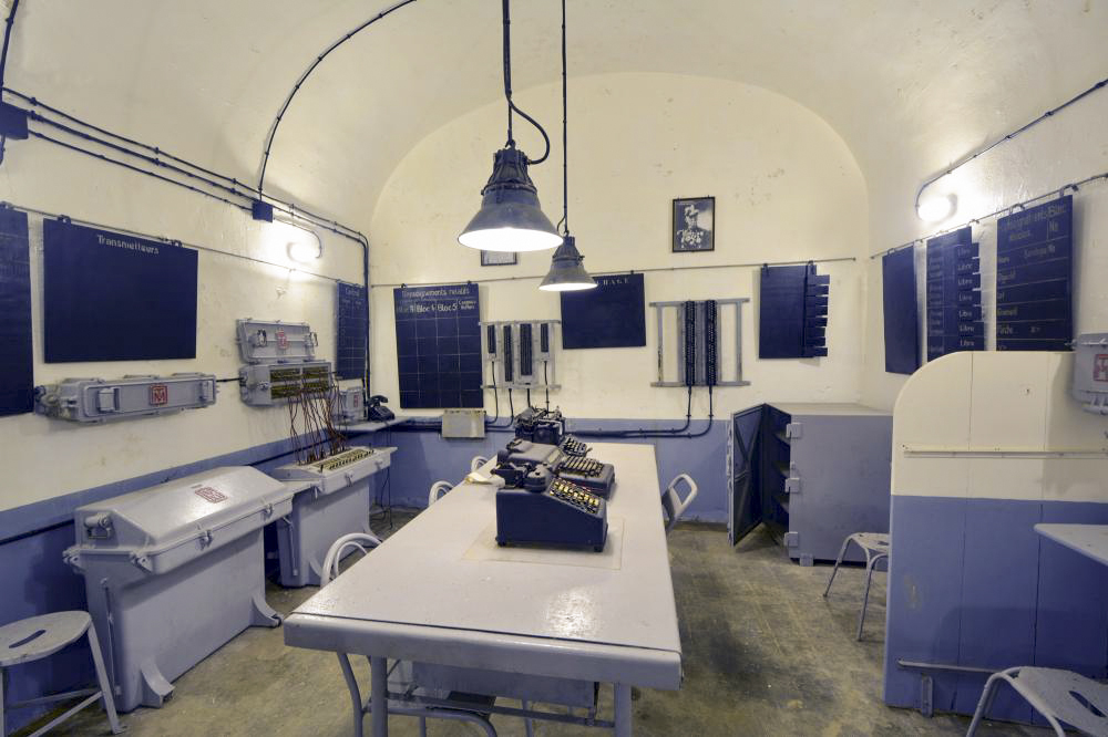 Ligne Maginot - SCHOENENBOURG - (Ouvrage d'artillerie) - PC tir de l'ouvrage.
(Reconstitution) - Pascal LAMBERT