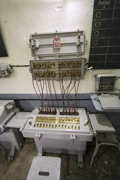 Ligne Maginot - SCHOENENBOURG - (Ouvrage d'artillerie) - Le PC de l'ouvrage
Central mural TM 32 pour 32 abonnés avec table opérateur à 14 circuits
(Reconstitution) - GRAMI