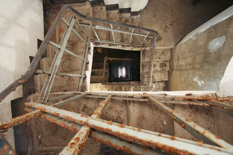 Ligne Maginot - HETTANGE GRANDE - O9 - (Observatoire d'artillerie) - Sur cette photo prise il y a quelques années, l'escalier menant à la galerie inachevée, destinée à relier l'observatoire à l'abri éponyme. Faute de moyen de relèvement hydraulique, ce moignon de galerie est totalement inondée de nos jours. - www.arnaultjl-photo.com