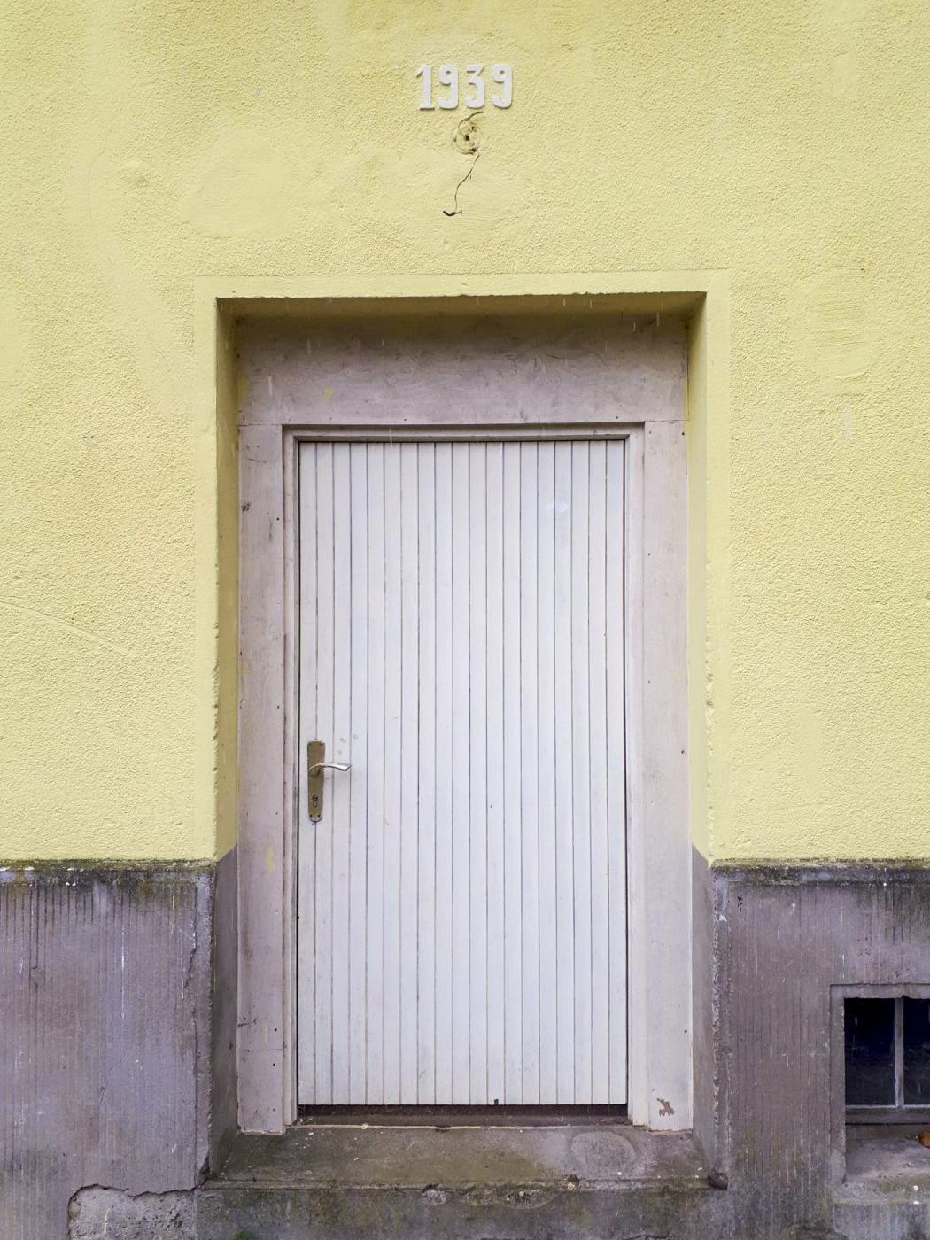 Ligne Maginot - SCHOENENBOURG - (Casernement) - Le bâtiment principal
Cartouche 1939 au-dessus d'une entrée - Gregory Fuchs