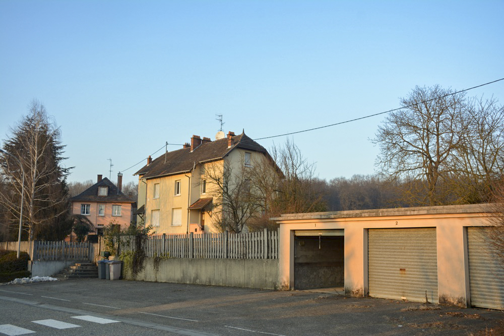Ligne Maginot - SCHOENENBOURG - (Cité Cadres) - Maisons d'officiers, avec les garages au premier plan - LAMBERT Pascal