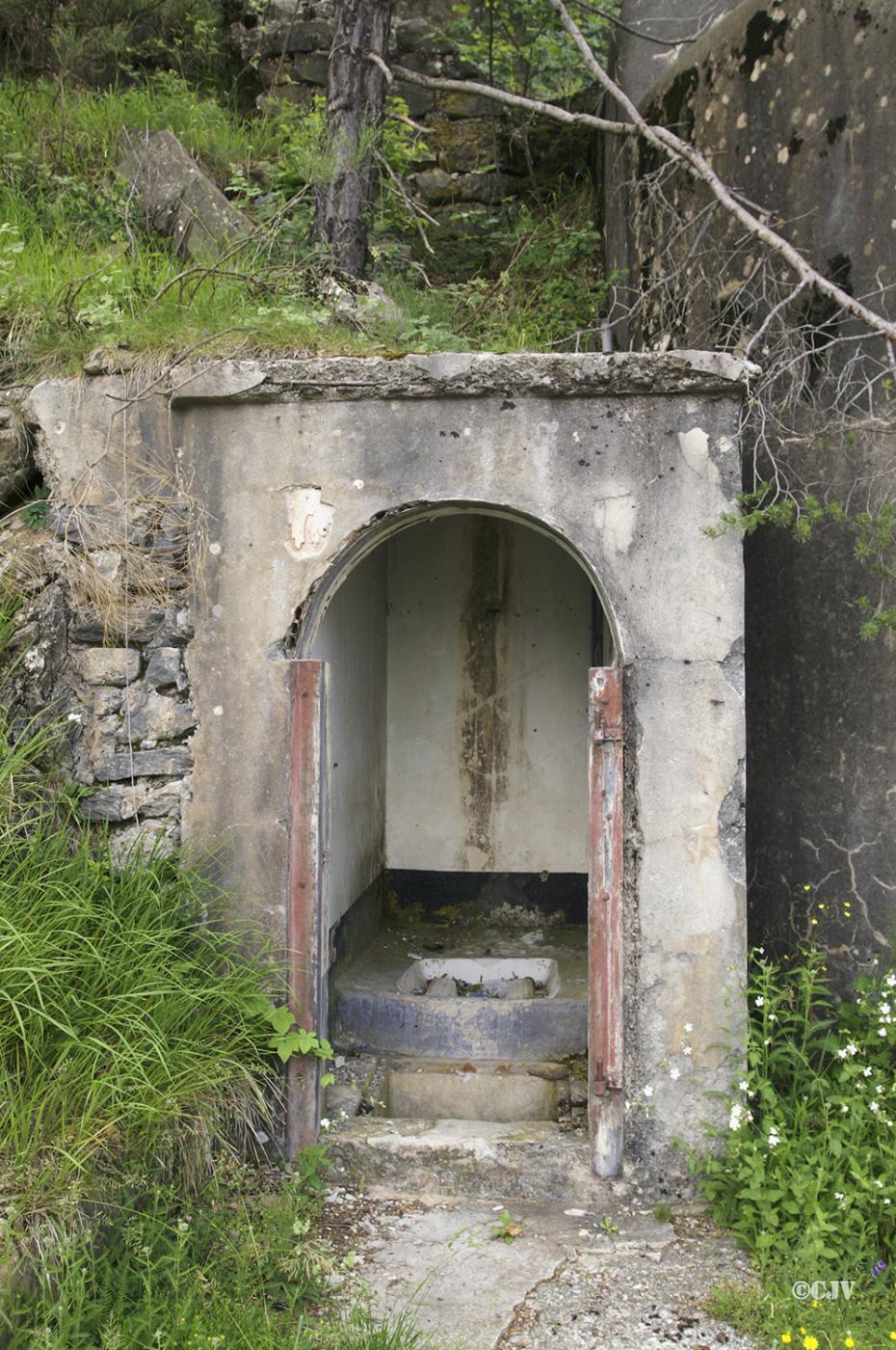 Ligne Maginot - MONTE GROSSO (MG) - E02 - (Ouvrage d'artillerie) - Entrée mixte
Toilette extérieur - Lia VERMEULEN