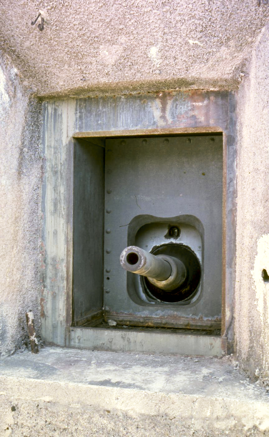 Ligne Maginot - MONTE GROSSO (MG) - E02 - (Ouvrage d'artillerie) - Bloc 3
Canon obusier de 75 Mle29
Années 1980 - KEMMEL Dominique