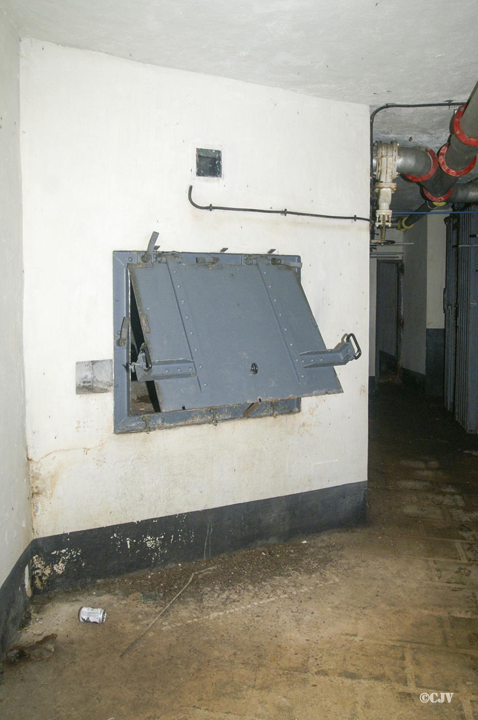 Ligne Maginot - MONTE GROSSO (MG) - E02 - (Ouvrage d'artillerie) - Bloc 3
Le réceptacle à douille au bas du bloc - Lia VERMEULEN