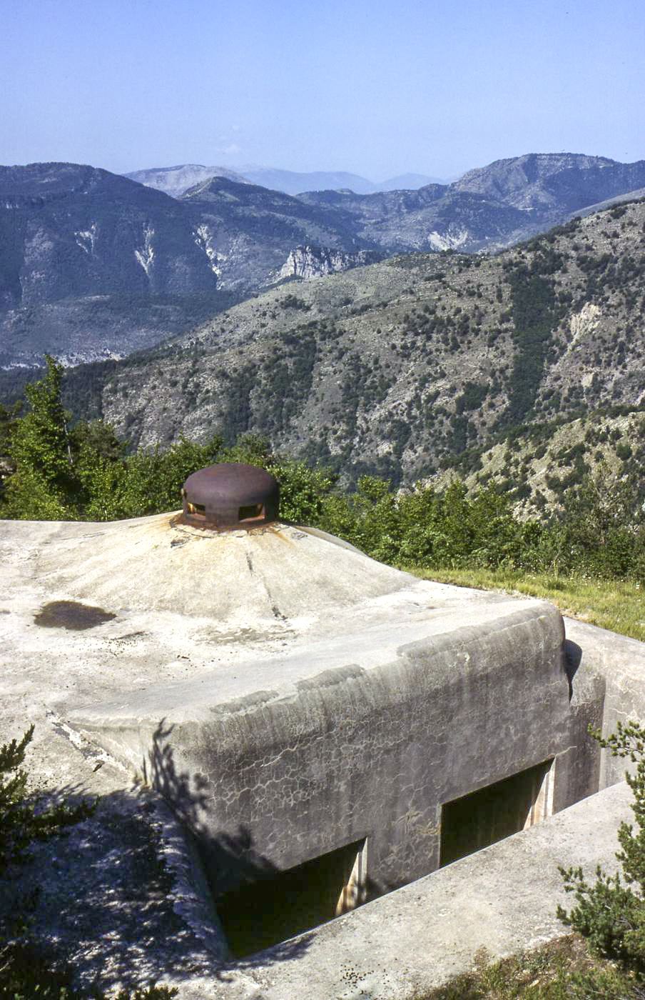 Ligne Maginot - MONTE GROSSO (MG) - E02 - (Ouvrage d'artillerie) - Bloc 4
Face nord-est (gauche).
Créneaux de mortier de 81 mm en fossé
Années 1980 - KEMMEL Dominique