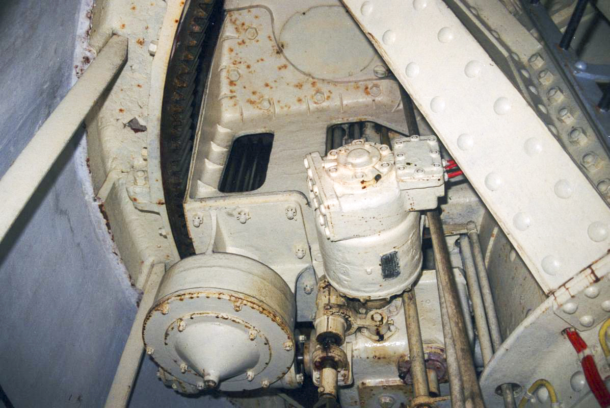 Ligne Maginot - MONTE GROSSO (MG) - E02 - (Ouvrage d'artillerie) - Bloc 5
Tourelle de 75 Mle 33 – mécanisme du pointage du direction - Michal Prasil