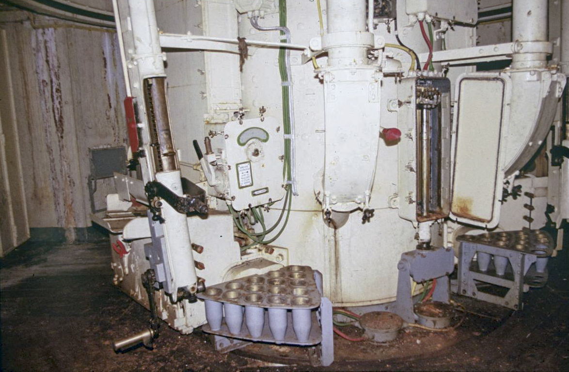 Ligne Maginot - MONTE GROSSO (MG) - E02 - (Ouvrage d'artillerie) - Bloc 5
Tourelle de 75 Mle 33 – à gauche le noria auxiliaire - Michal Prasil