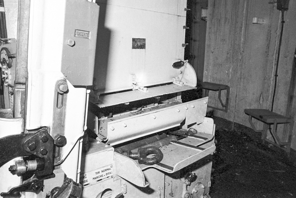 Ligne Maginot - Ouvrage d'artillerie du MONTE-GROSSO - Bloc 5
Norias de la tourelle de 75mm
A gauche la noria pour l'approvisionnement en coups spéciaux et la redescente des obus depuis la chambre de tir. A droite la noria pour les obus classiques. - Alain LOVINY