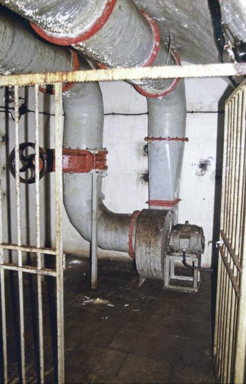 Ligne Maginot - MONTE GROSSO (MG) - E02 - (Ouvrage d'artillerie) - Bloc 5
Tourelle de 75 Mle 33 – ventilateur en sous-sol du bloc - Michal Prasil