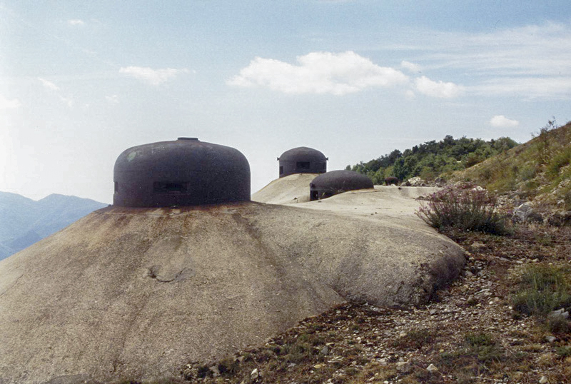 Ligne Maginot - MONTE GROSSO (MG) - E02 - (Ouvrage d'artillerie) - Bloc 7
Les trois cloches du bloc : cloche VDP, cloche pour jumelage de mitrailleuse et cloche GFM - Pascal LAMBERT