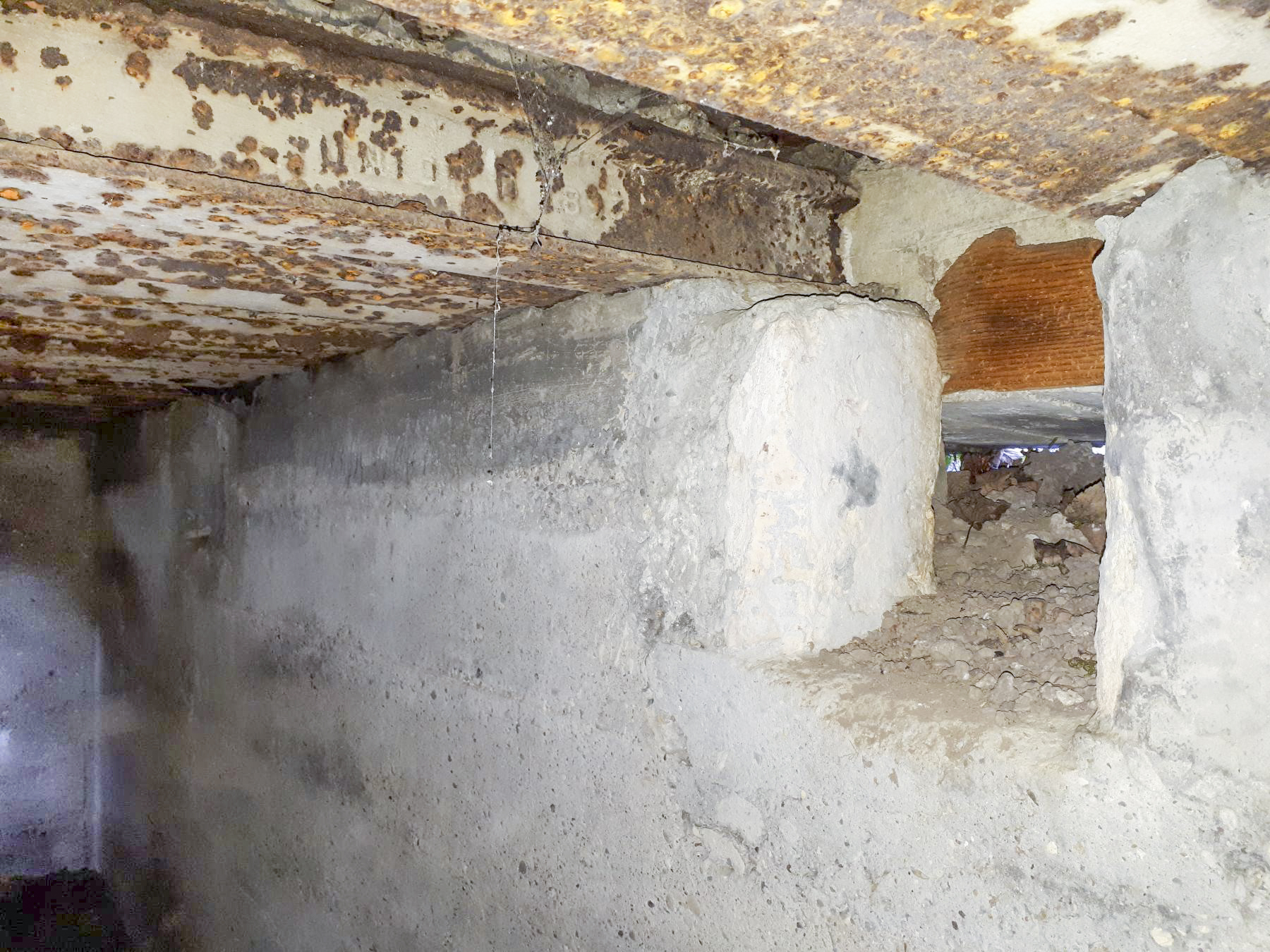 Ligne Maginot - WALDHOF OUEST - (Blockhaus pour arme infanterie) - Créneaux percés par les français - G.Fuchs