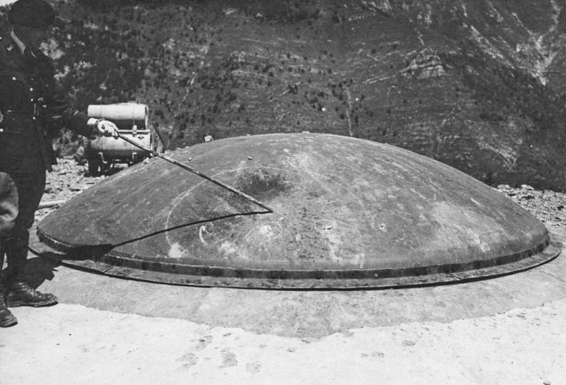 Ligne Maginot - MONTE GROSSO (MG) - E02 - (Ouvrage d'artillerie) - La tourelle de 75 après le coup reçu de plein fouet par un obus de 149 italien, alors qu'elle effectuait un tir: aucun dégat! - Inconnu