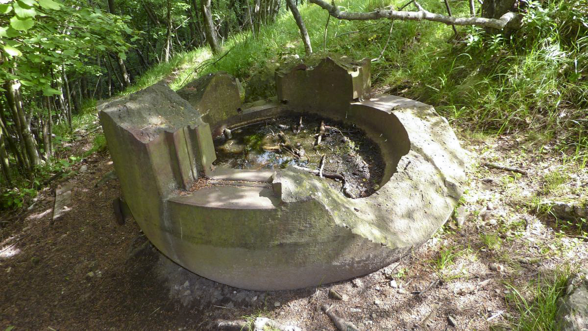 Ligne Maginot - MONTE GROSSO (MG) - E02 - (Ouvrage d'artillerie) - Bloc 8
Les restes de la cloche GFM - ELLENA-CUNY