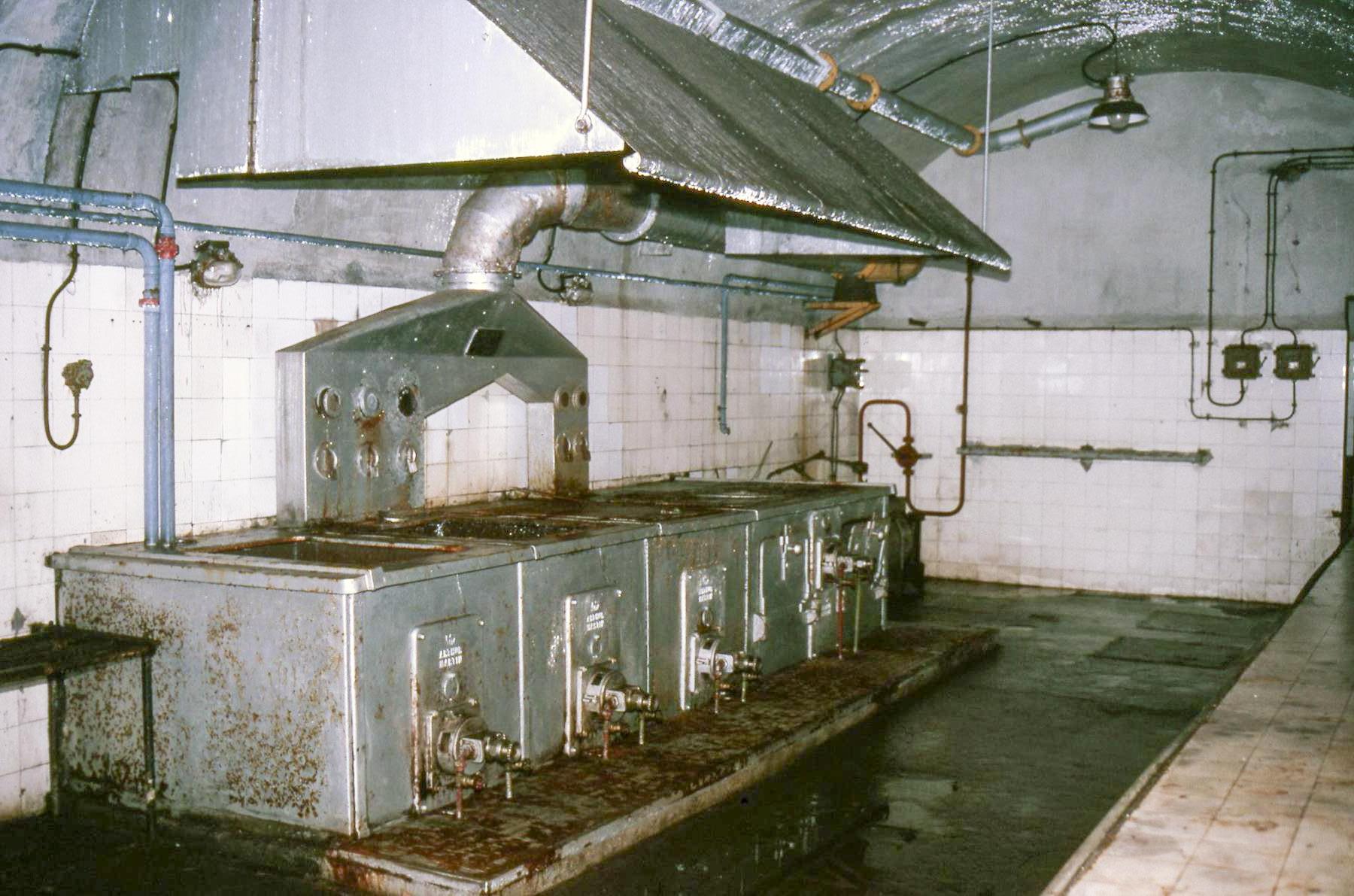 Ligne Maginot - MONTE GROSSO (MG) - E02 - (Ouvrage d'artillerie) - Cuisines
Cuisinière Arthur Martin à gas-oil ou charbon
Années 1980 - KEMMEL Dominique