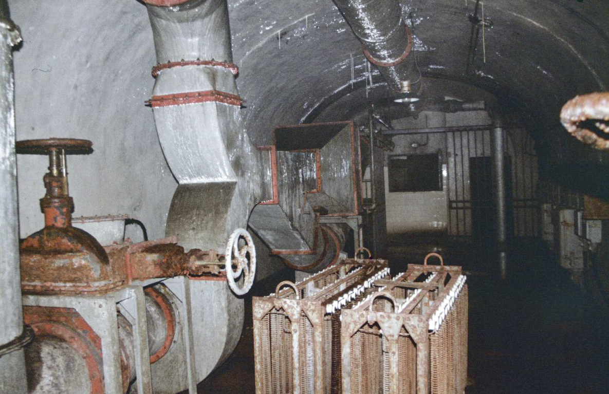 Ligne Maginot - MONTE GROSSO (MG) - E02 - (Ouvrage d'artillerie) - Station principale de ventilation
Noter sur la droite les résistances électriques destinées aux essais en charge des groupes électrogènes. - Michal Prasil