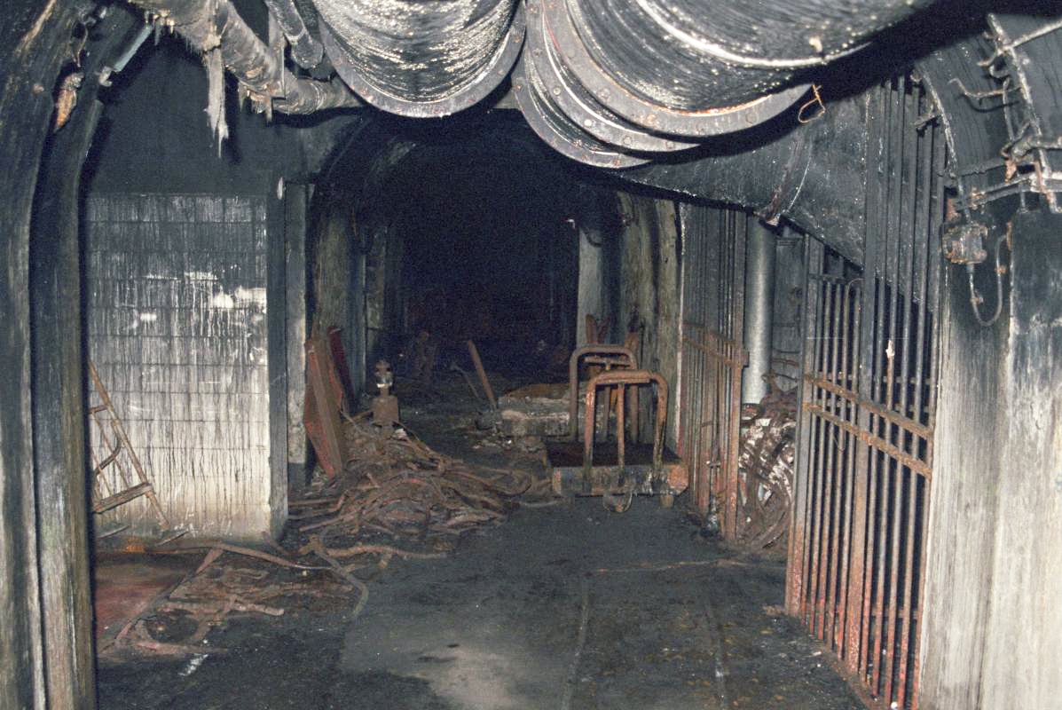 Ligne Maginot - MONTE GROSSO (MG) - E02 - (Ouvrage d'artillerie) - Galerie principale après dévastation des câbles cuivrées - Michal Prasil