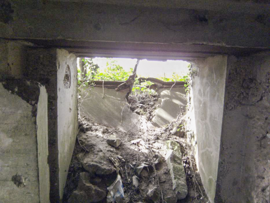 Ligne Maginot - BOIS DE HOFFEN 1 - (Blockhaus pour canon) - L'entrée de la pièce antichar et les rainures du dispositif d'obturation - GLÜCKSJÄGER GJ13
