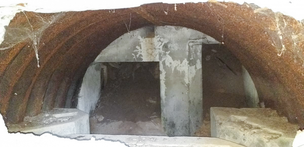 Ligne Maginot - EICHELBERG NORD - (Blockhaus pour canon) - Les deux supports pour les bêches du canon et au fond, les entrées hommes et matériel - Gregory Fuchs