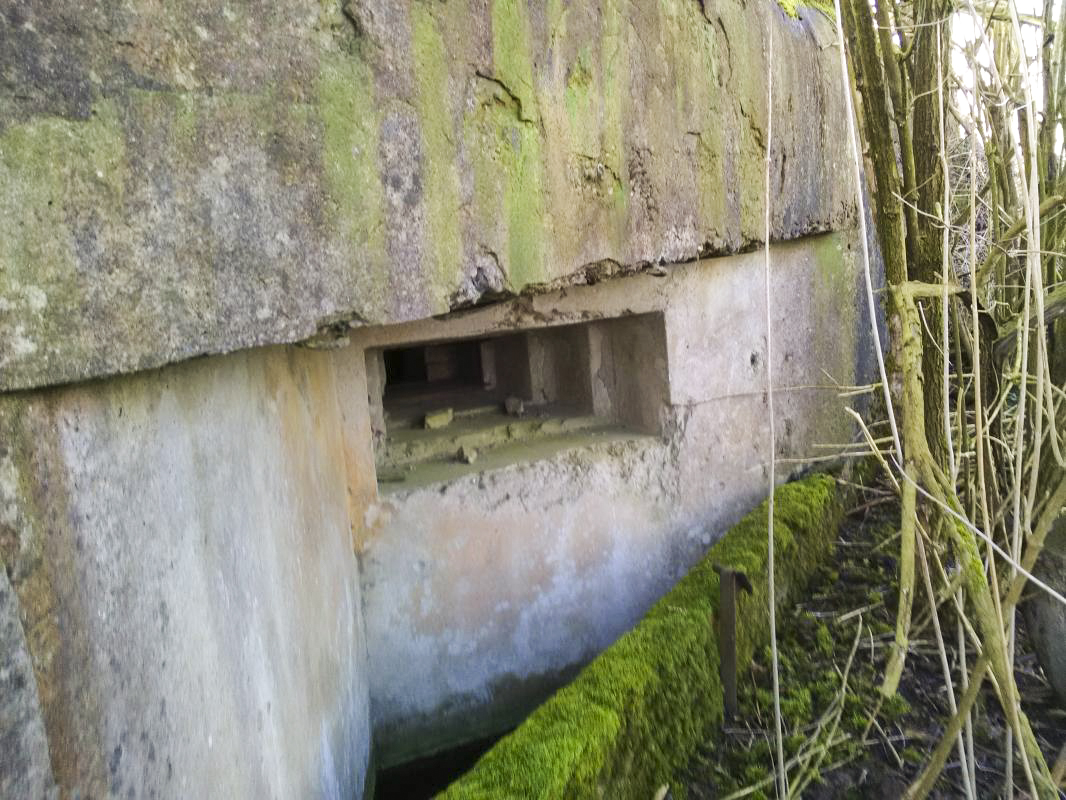 Ligne Maginot - GROSSMATTEN ( Blockhaus pour arme infanterie ) - Créneau mitrailleuse de gauche - Achour renaud