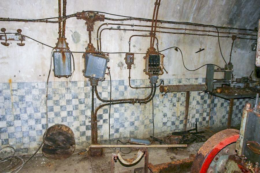 Ligne Maginot - BOIS d'ESCHERANGE - X3 (Quartier Kanfen - I/169°RIF) ( Abri ) - L'usine éléctrique.
Les coffrets des  départs electriques - ZEIG Marc - Col  HUYGEN Georges