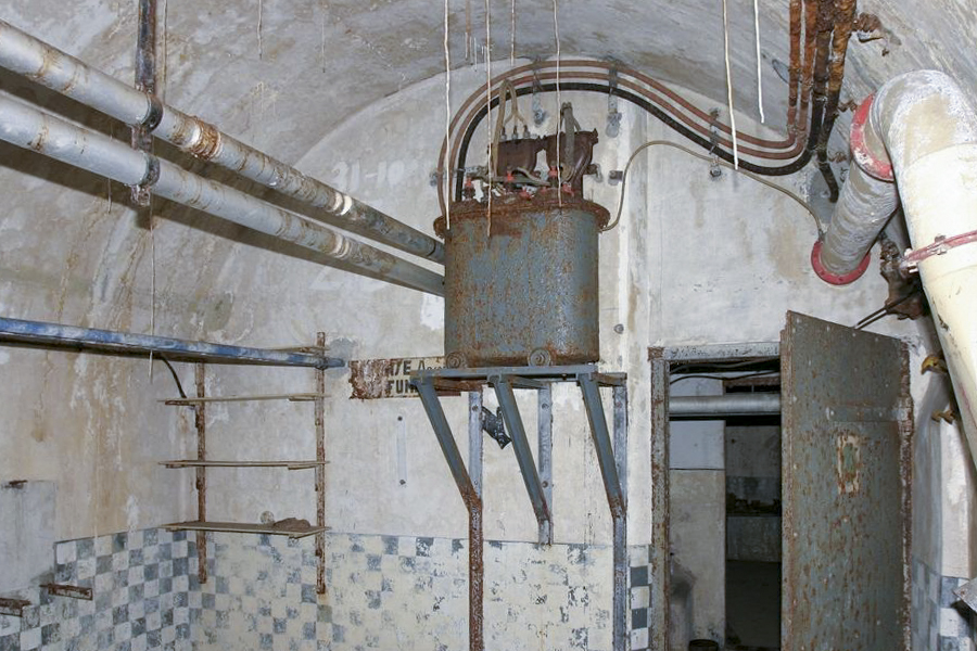 Ligne Maginot - BOIS d'ESCHERANGE - X3 (Quartier Kanfen - I/169°RIF) ( Abri ) - L'usine éléctrique.
Le transformateur d'alimentation extérieure - ZEIG Marc - Col  HUYGEN Georges