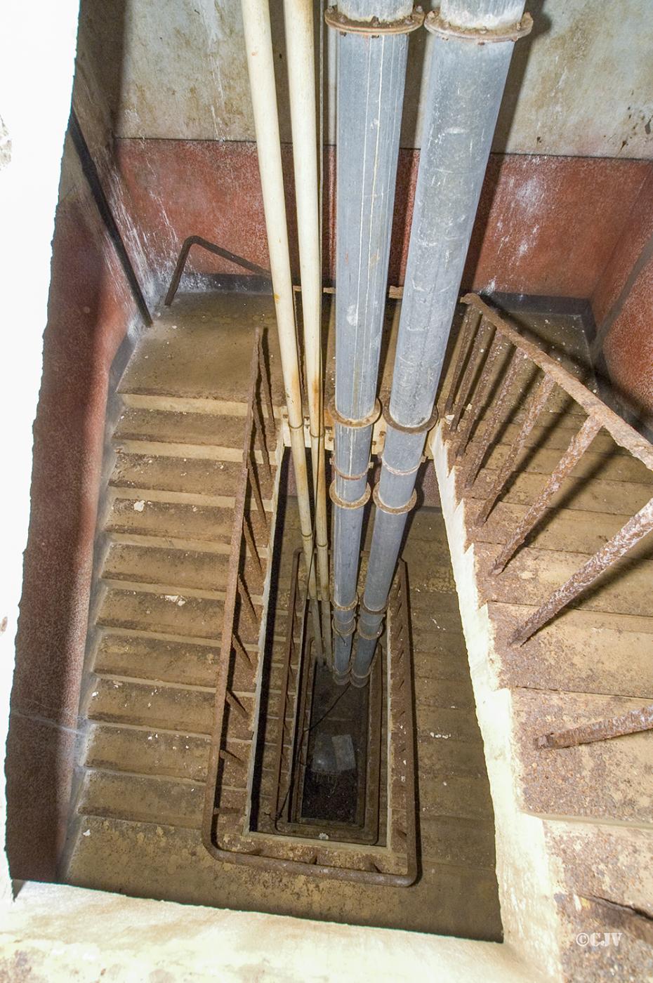 Ligne Maginot - BOIS D'ESCHERANGE - X3 (QUARTIER KANFEN - I/169°RIF) - (Abri) - Entrée gauche; l'escalier - Lia VERMEULEN
