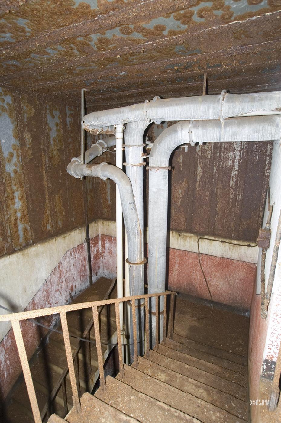 Ligne Maginot - BOIS D'ESCHERANGE - X3 (QUARTIER KANFEN - I/169°RIF) - (Abri) - Entrée gauche; l'escalier et tuyaux d'aération - Lia VERMEULEN