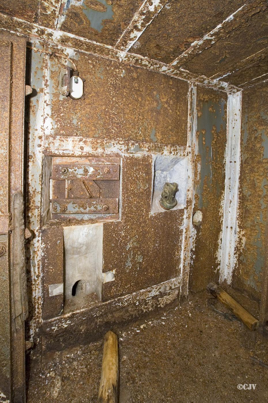 Ligne Maginot - BOIS D'ESCHERANGE - X3 (QUARTIER KANFEN - I/169°RIF) - (Abri) - Entrée gauche, la défense de l'entrée  - Lia VERMEULEN