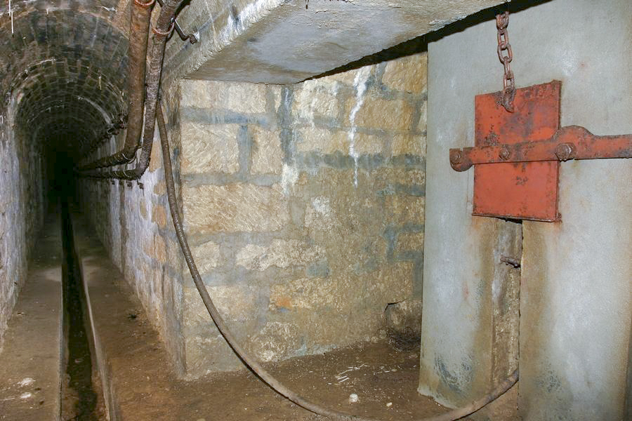 Ligne Maginot - BOIS d'ESCHERANGE - X3 (Quartier Kanfen - I/169°RIF) ( Abri ) - L'égout visitable
Entrée de câble - ZEIG Marc - Col  HUYGEN Georges