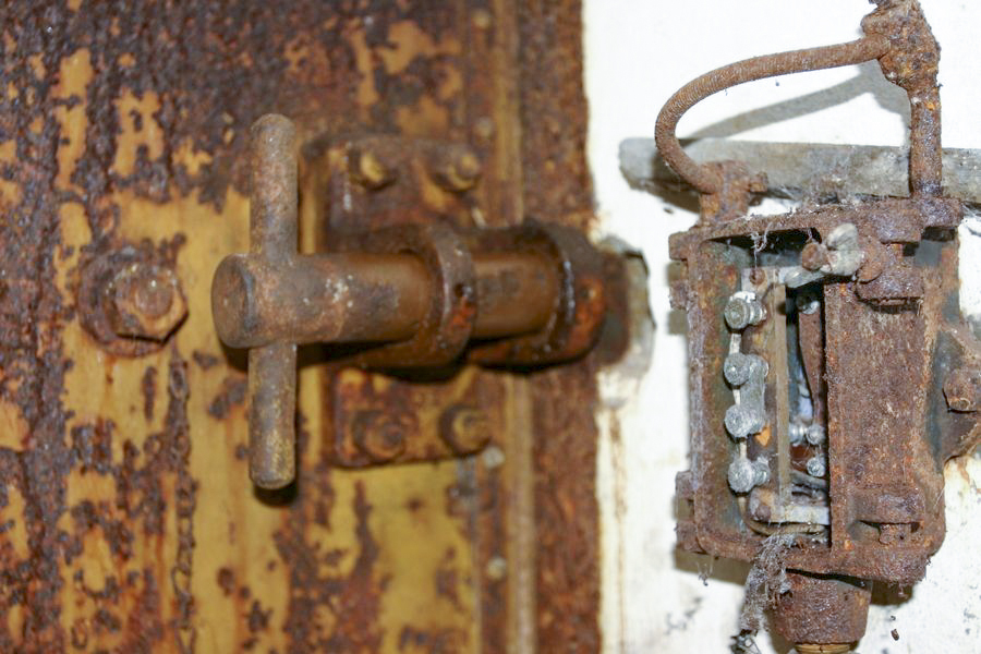 Ligne Maginot - BOIS d'ESCHERANGE - X3 (Quartier Kanfen - I/169°RIF) ( Abri ) - Dispositif d'alarme relié au camp de sureté le plus proche (Angevillers) surveillant l'ouverture de l'une des porte d'entrée - ZEIG Marc - Col  HUYGEN Georges