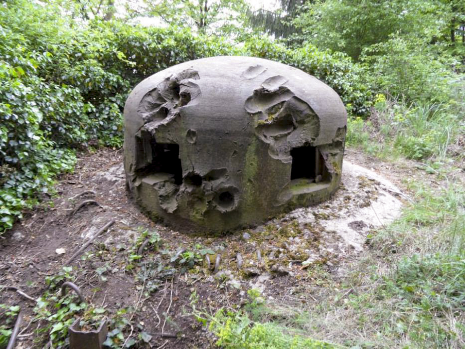 Ligne Maginot - HOFFEN ( Casemate d'infanterie ) - La cloche GFM labourée par les PAK allemands - BOUCHOUCHA Eric
