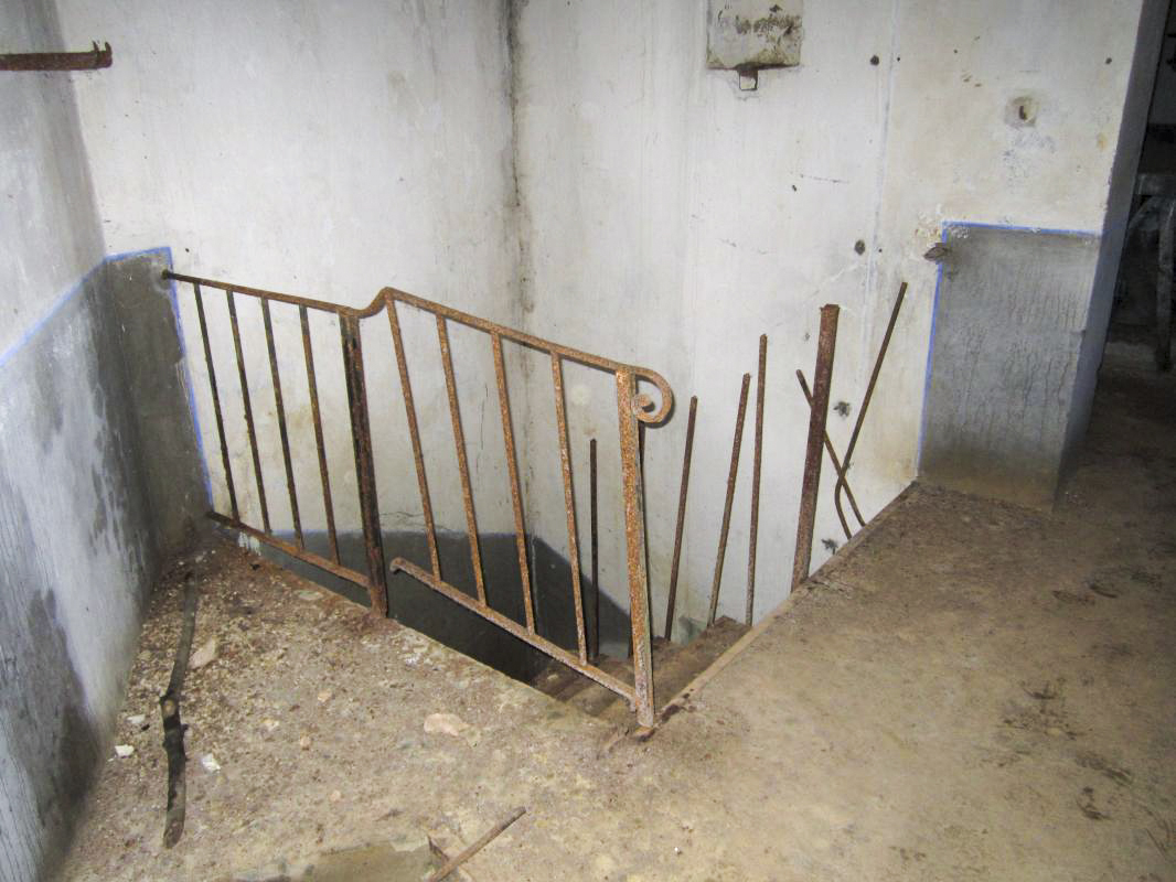 Ligne Maginot - HOFFEN ( Casemate d'infanterie ) - Escalier vers étage inférieur - Gregory Fuchs