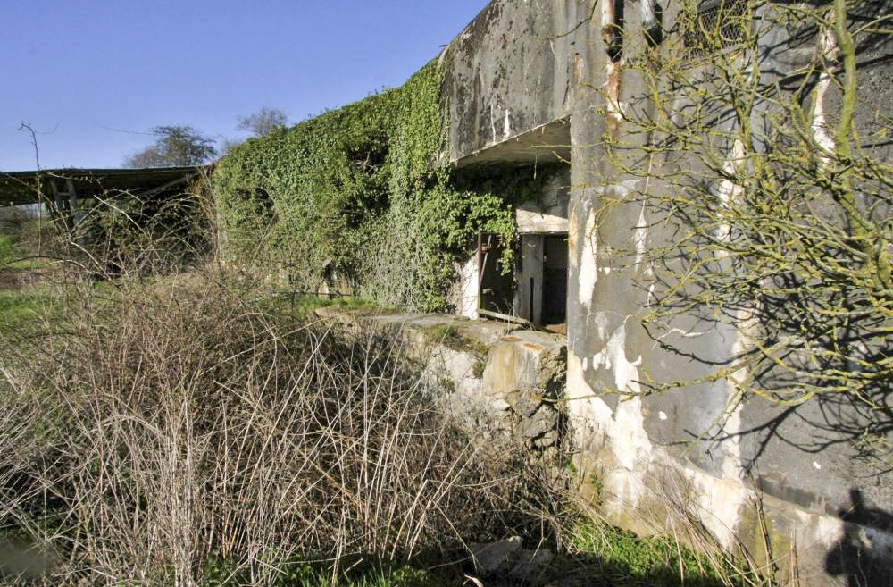 Ligne Maginot - HOFFEN - (Abri) - Devant l'entrée Sud, le fossé diamant décaissé suite à l'explosion de la bombe de stuka - GRAMI Michel