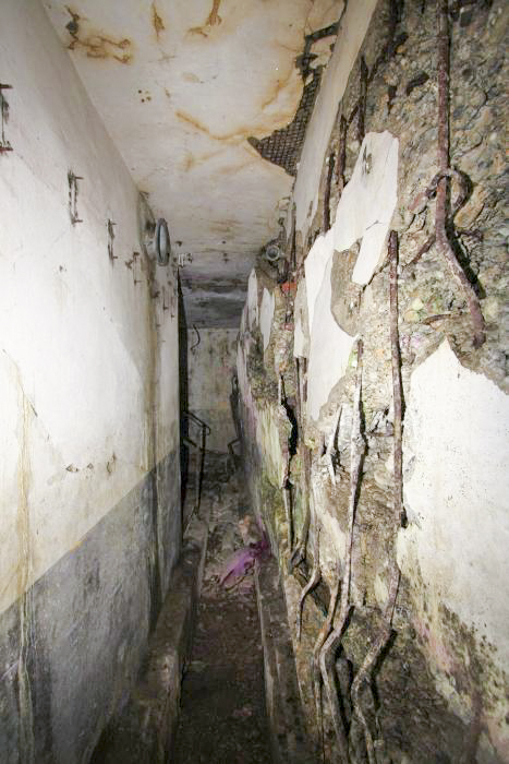 Ligne Maginot - HOFFEN - (Abri) - Les dégâts dus à l'explosion de la bombe de stuka dans le couloir avant  - GRAMI Michel