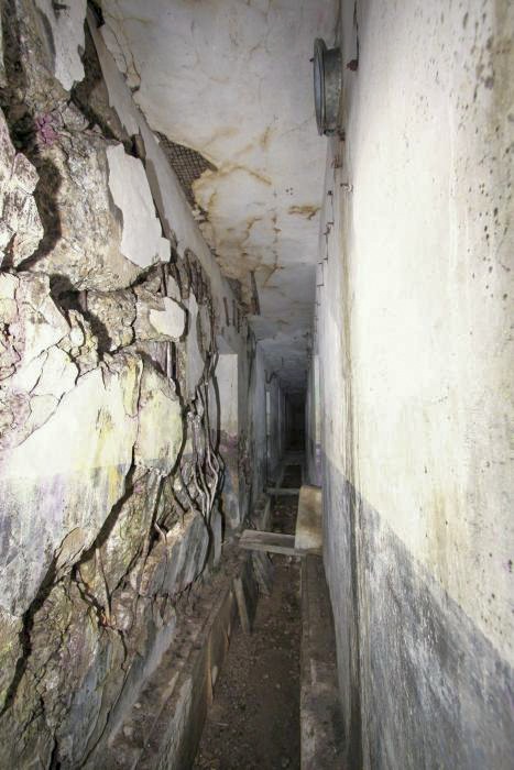 Ligne Maginot - HOFFEN - (Abri) - Les dégâts dus à l'explosion de la bombe de stuka dans le couloir avant - GRAMI Michel