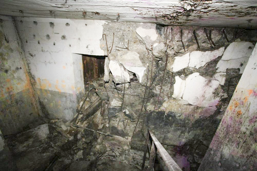 Ligne Maginot - HOFFEN - (Abri) - A l'étage inférieur, les dégâts dus à l'explosion de la bombe de stuka au pied de l'escalier Sud - GRAMI Michel