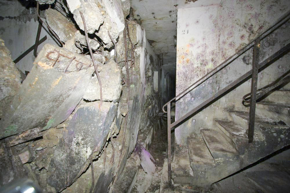 Ligne Maginot - HOFFEN - (Abri) - Les dégâts dus à l'explosion de la bombe de stuka au pied de l'escalier Sud - GRAMI Michel