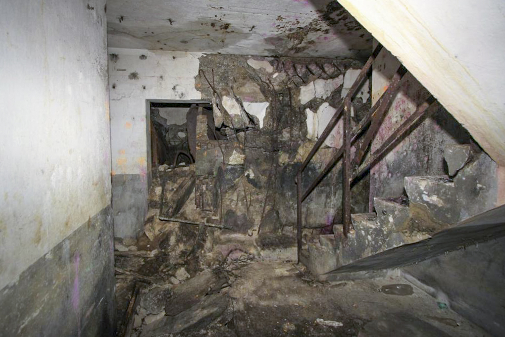 Ligne Maginot - HOFFEN - (Abri) - Les dégâts dus à l'explosion de la bombe de stuka au pied de l'escalier Sud - GRAMI Michel