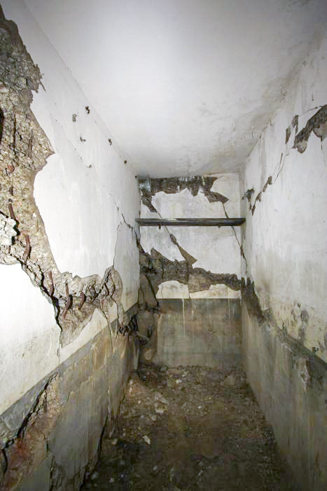 Ligne Maginot - HOFFEN - (Abri) - Les dégâts dans la réserve d'huile et de gasoil - GRAMI Michel