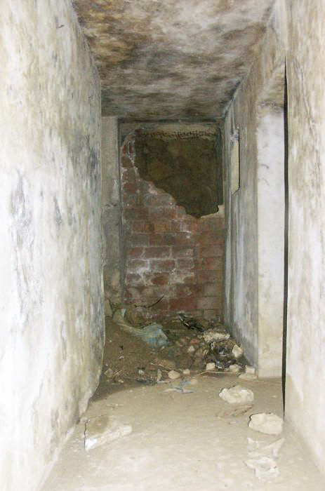 Ligne Maginot - HOHWILLER (I/79° RIF ?) - (PC de Quartier) - Au deux extrémités du couloir intérieur des parois maçonnées donnent accès sur des fouilles qui présagent une extension prévue du PC - Pascal LAMBERT