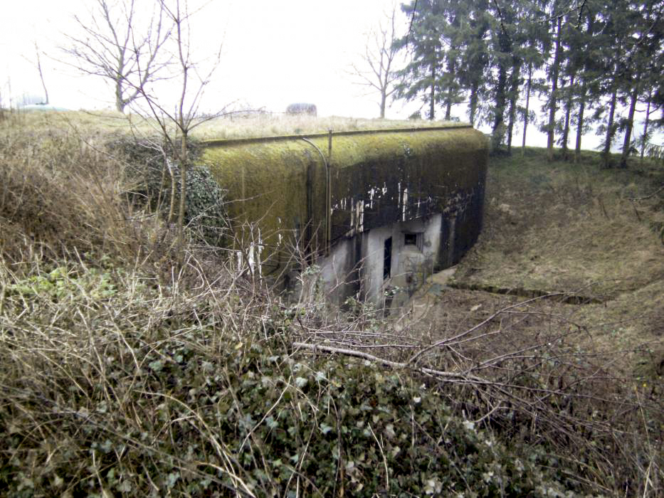 Ligne Maginot - HUNSPACH - O4 - (Observatoire d'artillerie) - Vue de la façade avec un créneau de défense rapprochée et l'entrée - GLÜCKSJÄGER GJ13