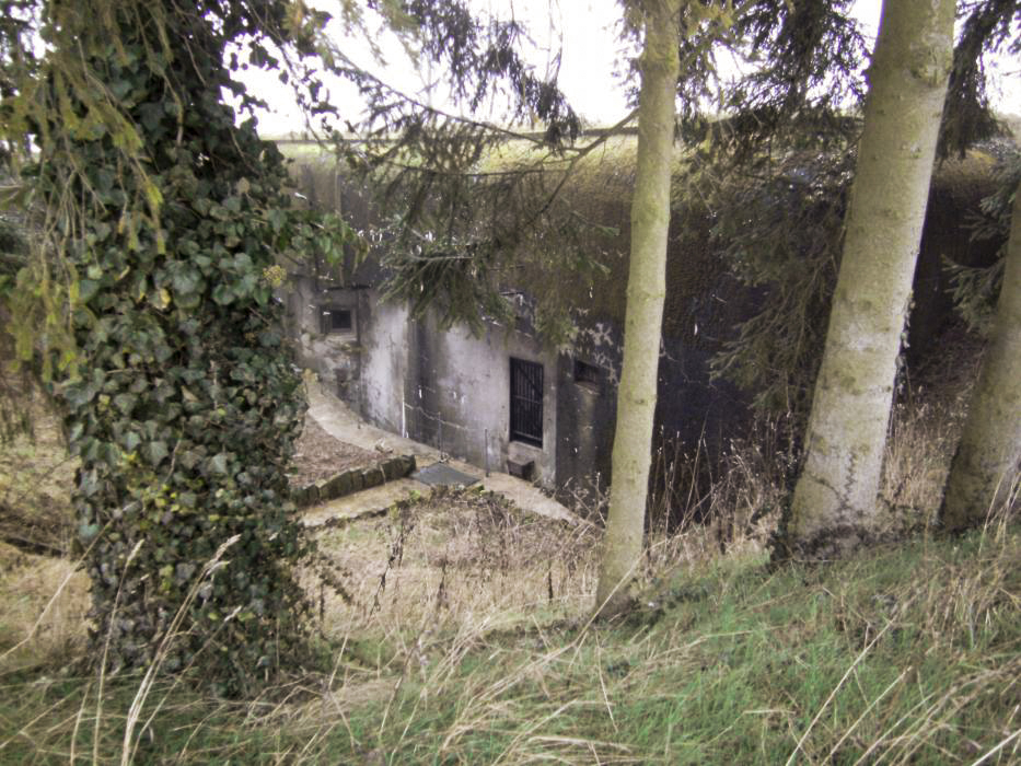 Ligne Maginot - HUNSPACH - O4 - (Observatoire d'artillerie) - Vue de la façade avec un créneau de défense rapprochée et l'entrée - GLÜCKSJÄGER GJ13