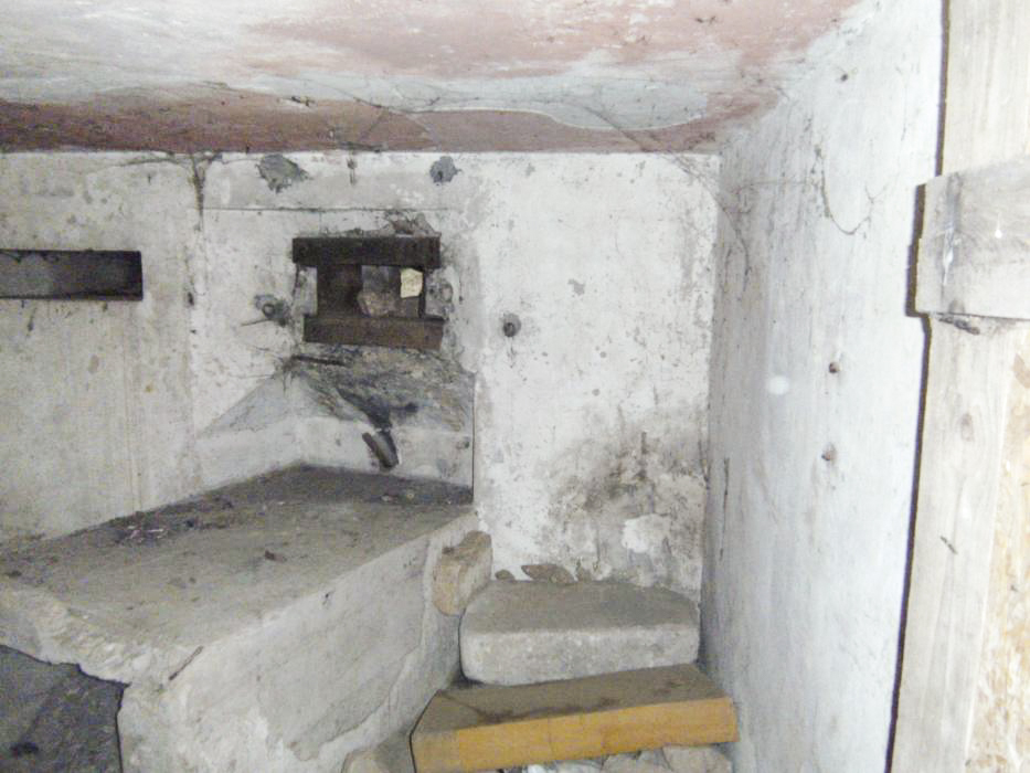 Ligne Maginot - HUNSPACH 1 - (Blockhaus pour arme infanterie) - La chambre de tir avec  le créneau  et la table pour la mitrailleuse - GLÜCKSJÄGER GJ13