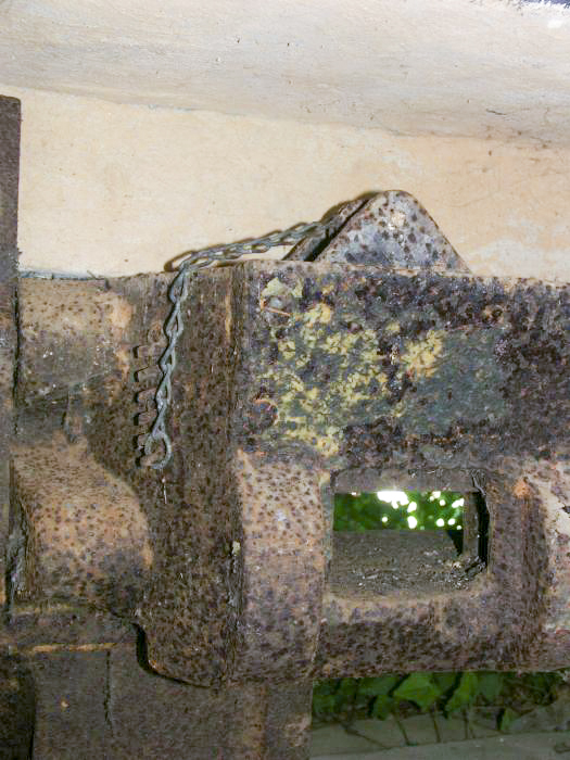 Ligne Maginot - Blockhaus de Hunspach Station 2 - La trémie Pamart-Lemaigre
Le volet obturant l'ouverture de la lunette en position ouverte