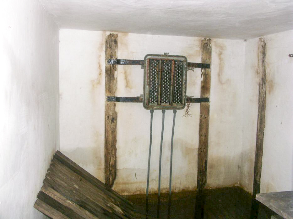 Ligne Maginot - I3 ( Chambre de coupure ) - Ces équipements ne sont pas d'origine, ils ont été installés dans le cadre de la refection du réseau dans les années 50 60 - Pascal LAMBERT