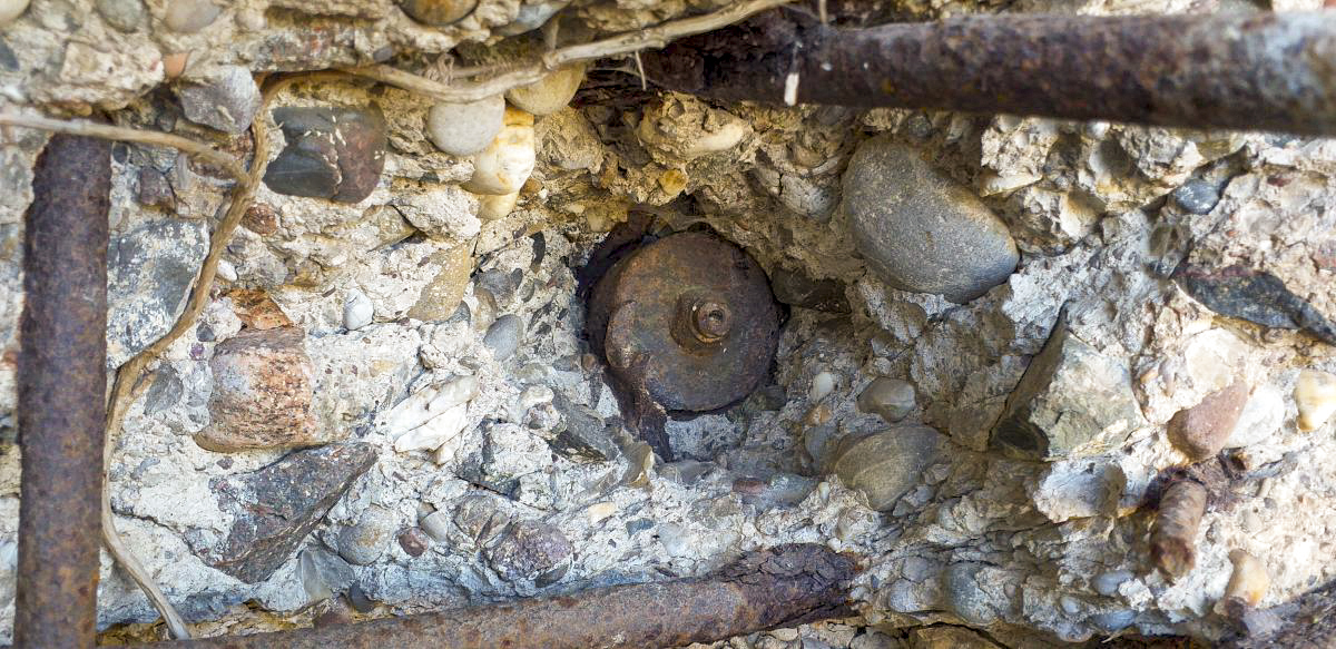 Ligne Maginot - KERNEIS - (Blockhaus pour arme infanterie) - Obus allemand fiché dans le béton de la visière - Gregory Fuchs