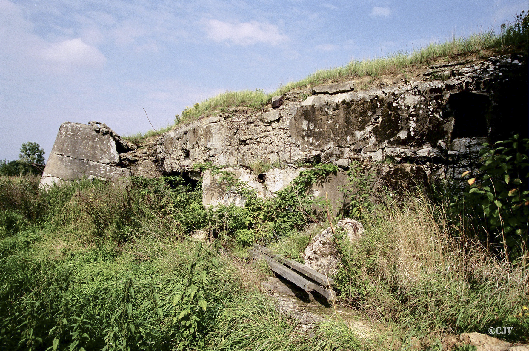 Ligne Maginot - SELTZ - SELTZBACH - (Casemate d'infanterie - double) - La façade de l'entrée totalement détruite. On en devine le tracé pseudo bastionné et la caponnière FM de gauche - Lia VERMEULEN