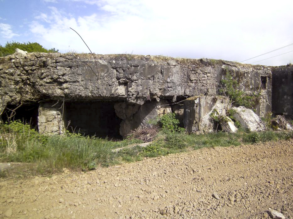 Ligne Maginot - Casemate de la Seltz (ou du Seltzbach) - La façade de l'entrée éventrée par l'explosion  - GLÜCKSJÄGER GJ13