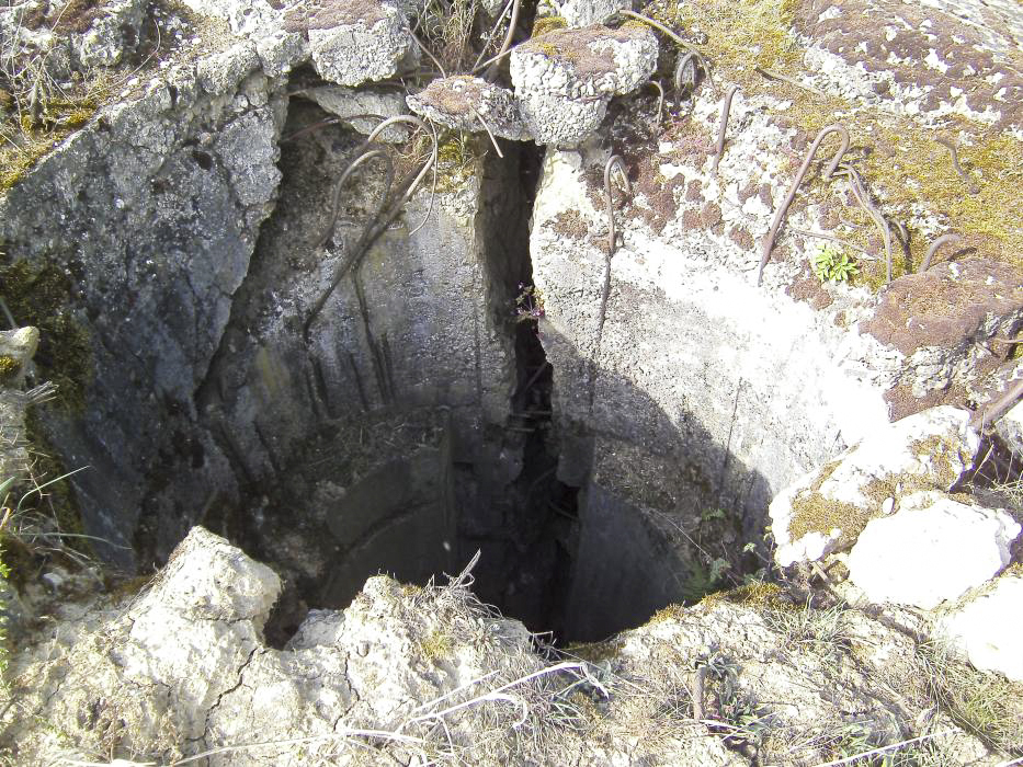 Ligne Maginot - Casemate de la Seltz (ou du Seltzbach) - Le puits de la cloche GFM nord-ouest ferraillée - GLÜCKSJÄGER GJ13